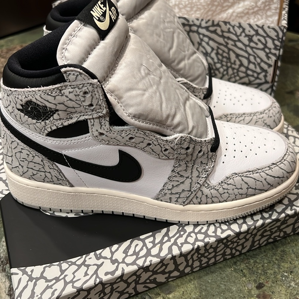 Nike Air Jordan 1 Retro High OG - Picture 2 of 10